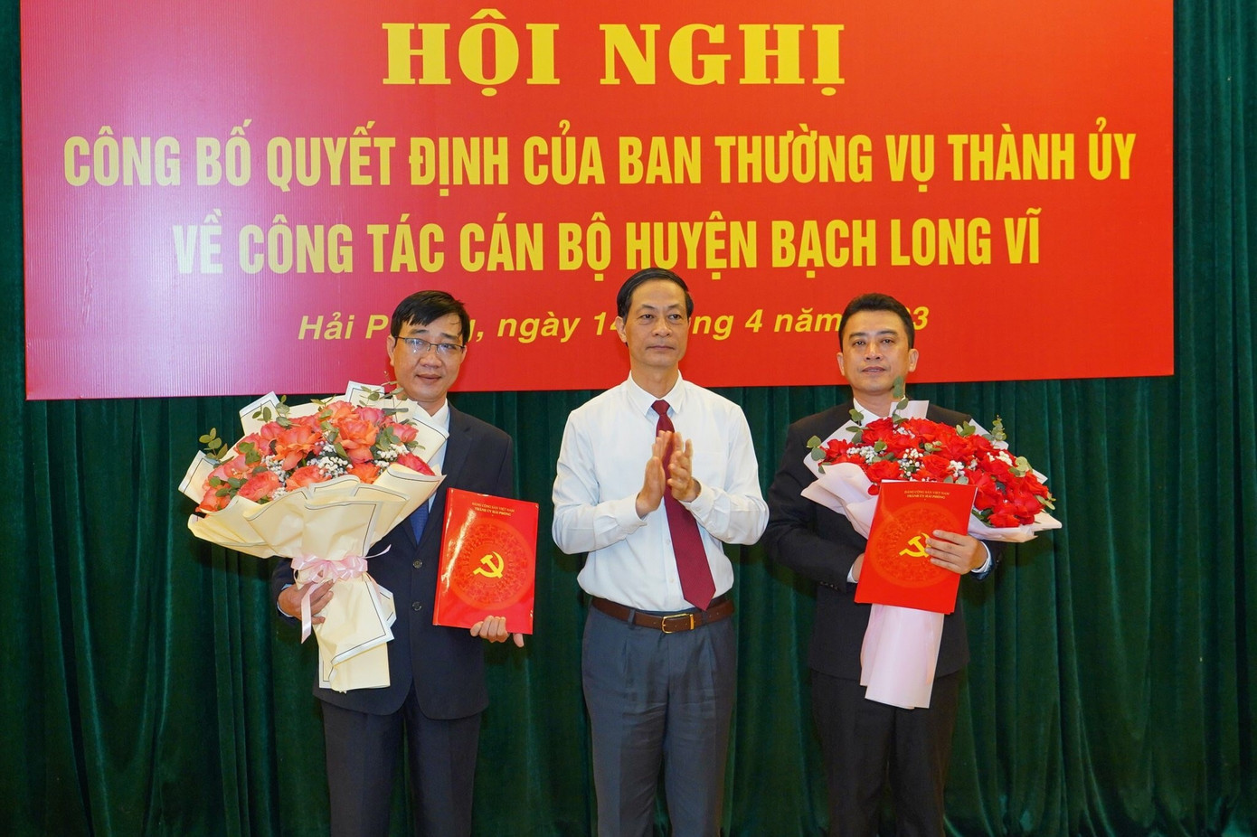 Ông Bùi Trung Tiến (trái), tân Bí thư Huyện ủy Bạch Long Vĩ và ông Trần Quang Tường (phải), tân Bí thư Đảng đoàn Hội Nông dân Hải Phòng.