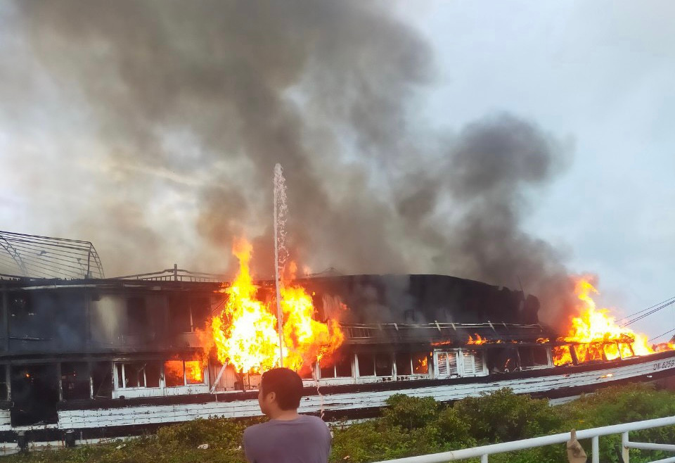 Tàu du lịch mang BKS tỉnh Quảng Ninh bốc cháy chiều 2/8 tại khu vực trên biển, gần phà Gót, TP Hải Phòng. Ảnh CTV