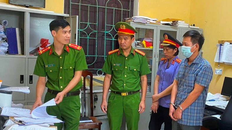 Bị can Trương Văn Đạt (đeo khẩu trang). Ảnh: CAHD