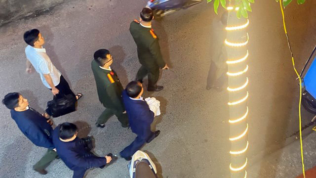 Ông Nguyễn Đình Đương bị lực lượng chức năng dẫn giải khỏi nhà riêng. Ông Nguyễn Đình Đương bị lực lượng chức năng dẫn giải khỏi nhà riêng.