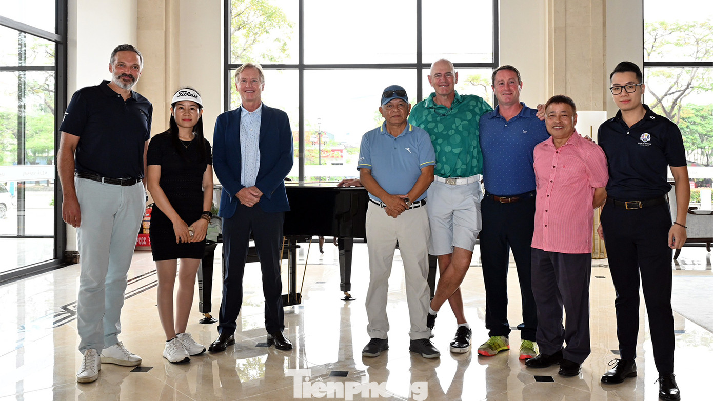 Các huyền thoại golf thế giới chụp ảnh lưu niệm với đại diện Ban tổ chức, người hâm mộ.