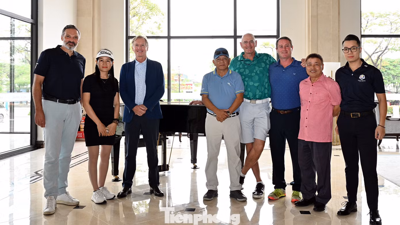 Các huyền thoại golf thế giới chụp ảnh lưu niệm với đại diện Ban tổ chức, người hâm mộ.