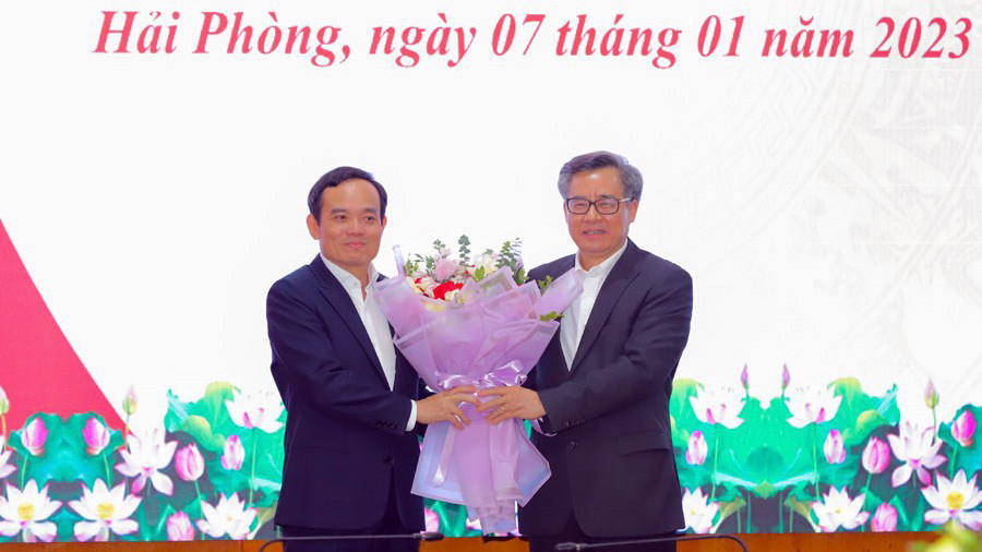 Ông Nguyễn Quang Dương - Phó trưởng Ban Tổ chức T.Ư tặng hoa chúc mừng ông Trần Lưu Quang - Phó Thủ tướng Chính phủ.