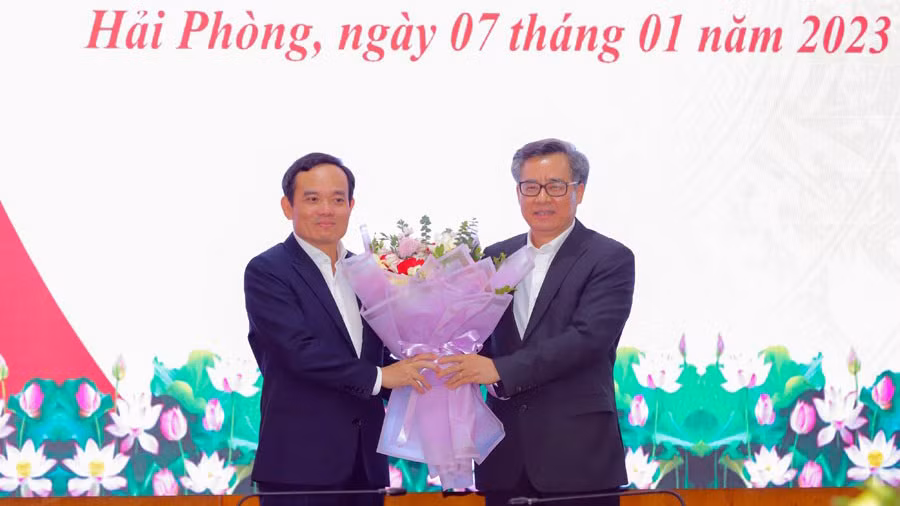 Ông Nguyễn Quang Dương - Phó trưởng Ban Tổ chức T.Ư tặng hoa chúc mừng ông Trần Lưu Quang - Phó Thủ tướng Chính phủ.
