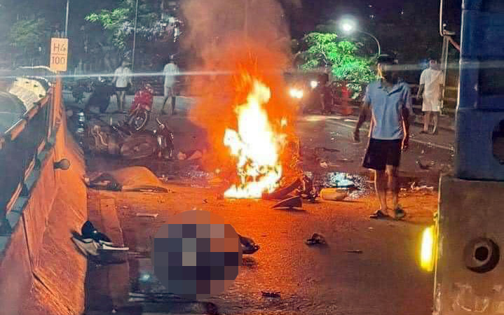 Sau va chạm giao thông, một xe máy bất ngờ bốc cháy dữ dội.