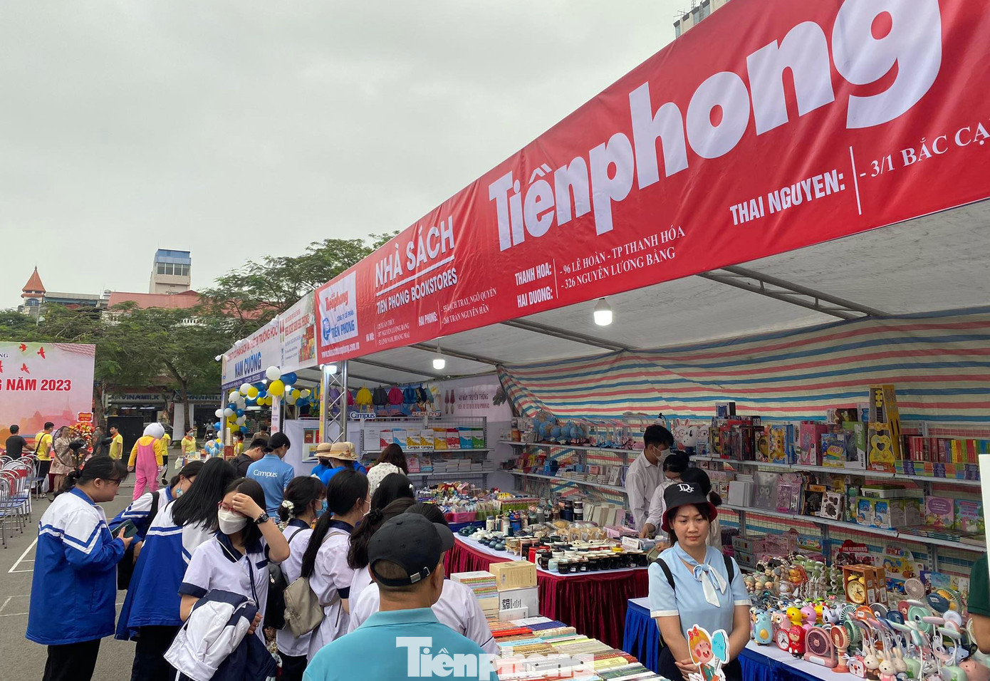 Ngày hội sách TP Hải Phòng 2023 thu hút hàng trăm bạn trẻ, học sinh tới tham dự.