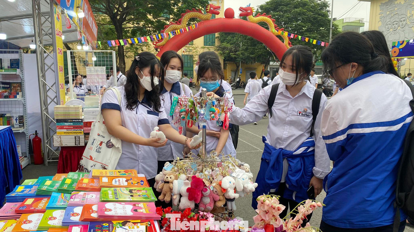 Các em học sinh thích thú với nhiều đầu sách và đồ dùng dành cho lứa tuổi học trò tại gian trưng bày của Nhà sách Tiền Phong Hải Phòng.