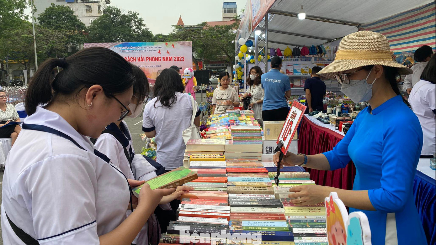 Nhiều đầu sách được giảm giá sâu dịp này.