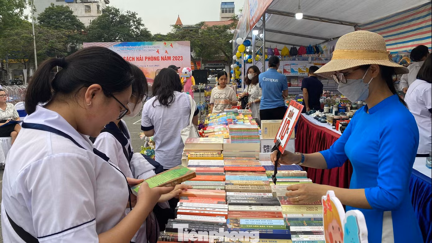 Nhiều đầu sách được giảm giá sâu dịp này.
