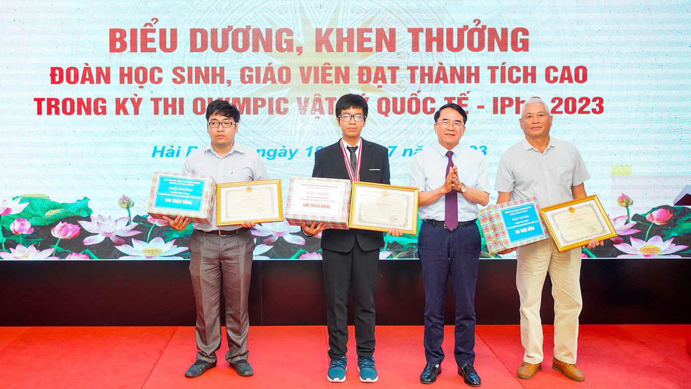 Ông Lê Khắc Nam thay mặt UBND TP Hải Phòng trao bằng khen, tiền thưởng cho học sinh, giáo viên đạt giải cao trong kỳ thi Olympic Vật lý quốc tế 2023. Ông Lê Khắc Nam thay mặt UBND TP Hải Phòng trao bằng khen, tiền thưởng cho học sinh, giáo viên đạt giải cao trong kỳ thi Olympic Vật lý quốc tế 2023.