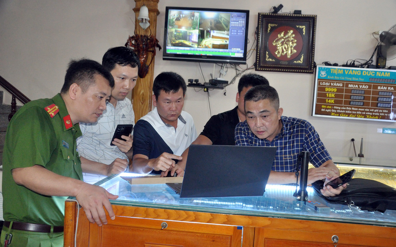 Đại tá Bùi Quang Bình - Giám đốc Công an tỉnh Hải Dương trực tiếp chỉ đạo công tác điều tra, truy bắt nghi phạm vụ nổ súng cướp tiệm vàng. Đại tá Bùi Quang Bình - Giám đốc Công an tỉnh Hải Dương trực tiếp chỉ đạo công tác điều tra, truy bắt nghi phạm vụ nổ súng cướp tiệm vàng.