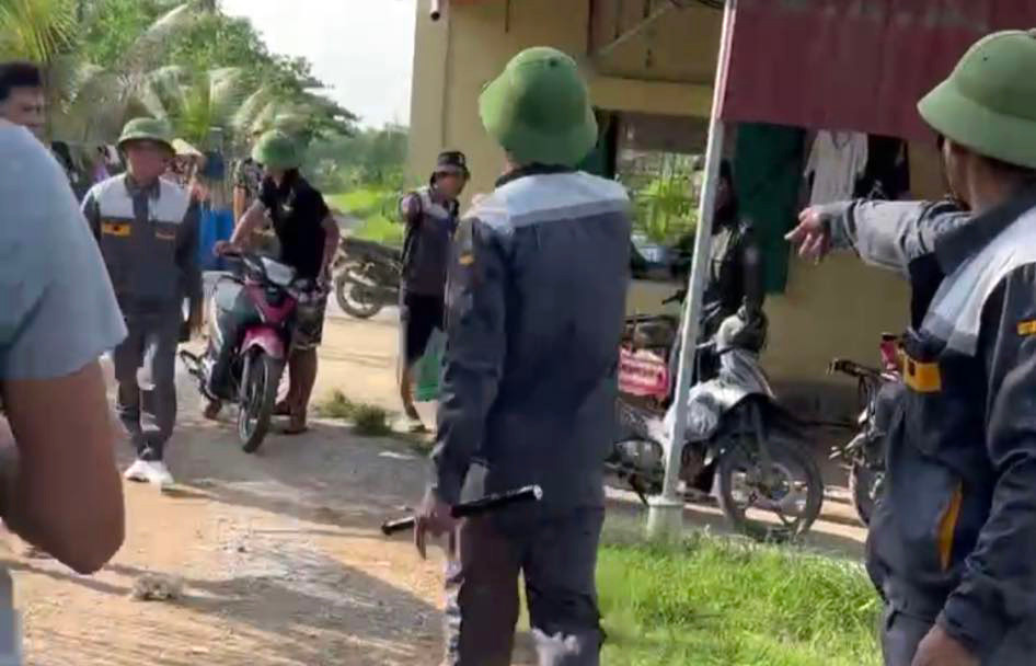 Nhóm người tới yêu cầu công nhân, lao động, người dân rời khỏi khu vực đầm nuôi trồng thủy sản tại xã Vinh Quang, huyện Tiên Lãng. Nhóm người tới yêu cầu công nhân, lao động, người dân rời khỏi khu vực đầm nuôi trồng thủy sản tại xã Vinh Quang, huyện Tiên Lãng.