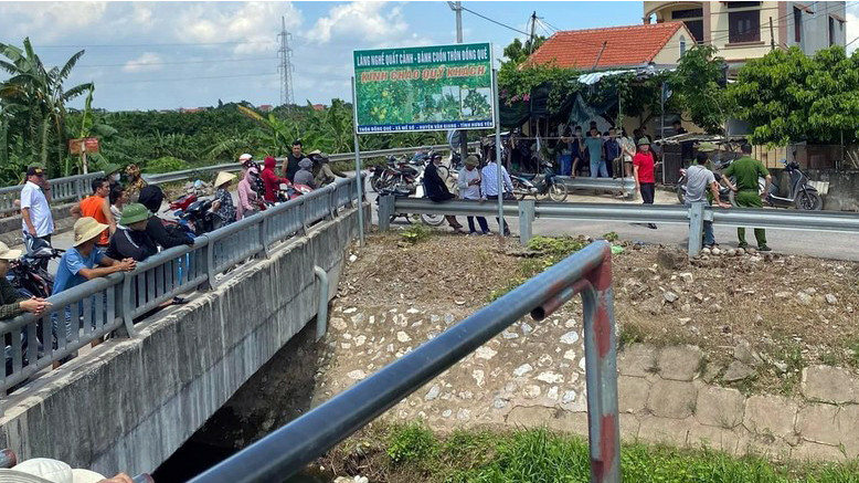 Người dân theo dõi lực lượng chức năng khám nghiệm hiện trường phát hiện thi thể bé gái 2 tuổi. Người dân theo dõi lực lượng chức năng khám nghiệm hiện trường phát hiện thi thể bé gái 2 tuổi.