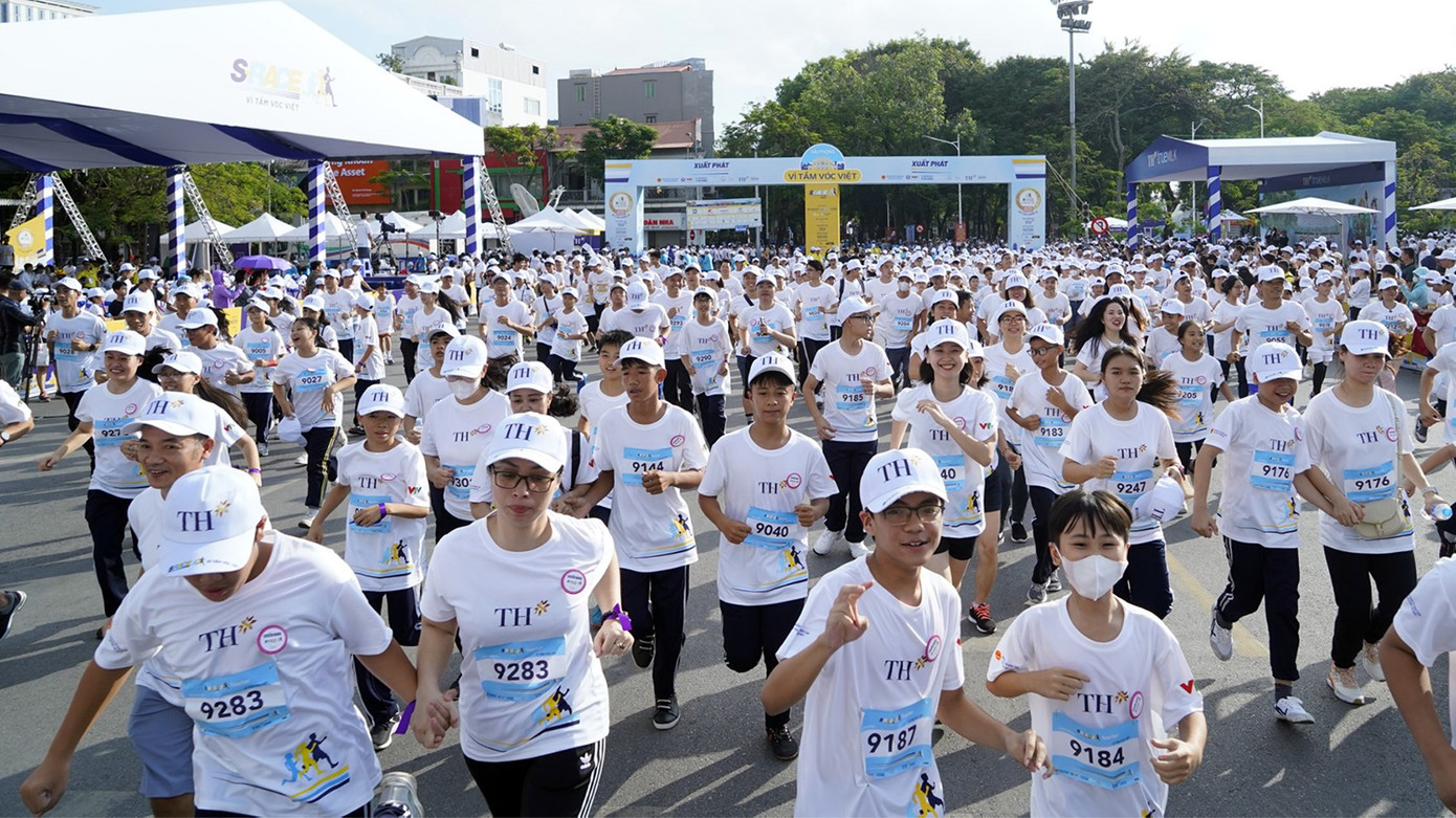 Khoảng 4.500 học sinh sinh viên, giáo viên, phụ huynh tham gia giải chạy. Khoảng 4.500 học sinh sinh viên, giáo viên, phụ huynh tham gia giải chạy.
