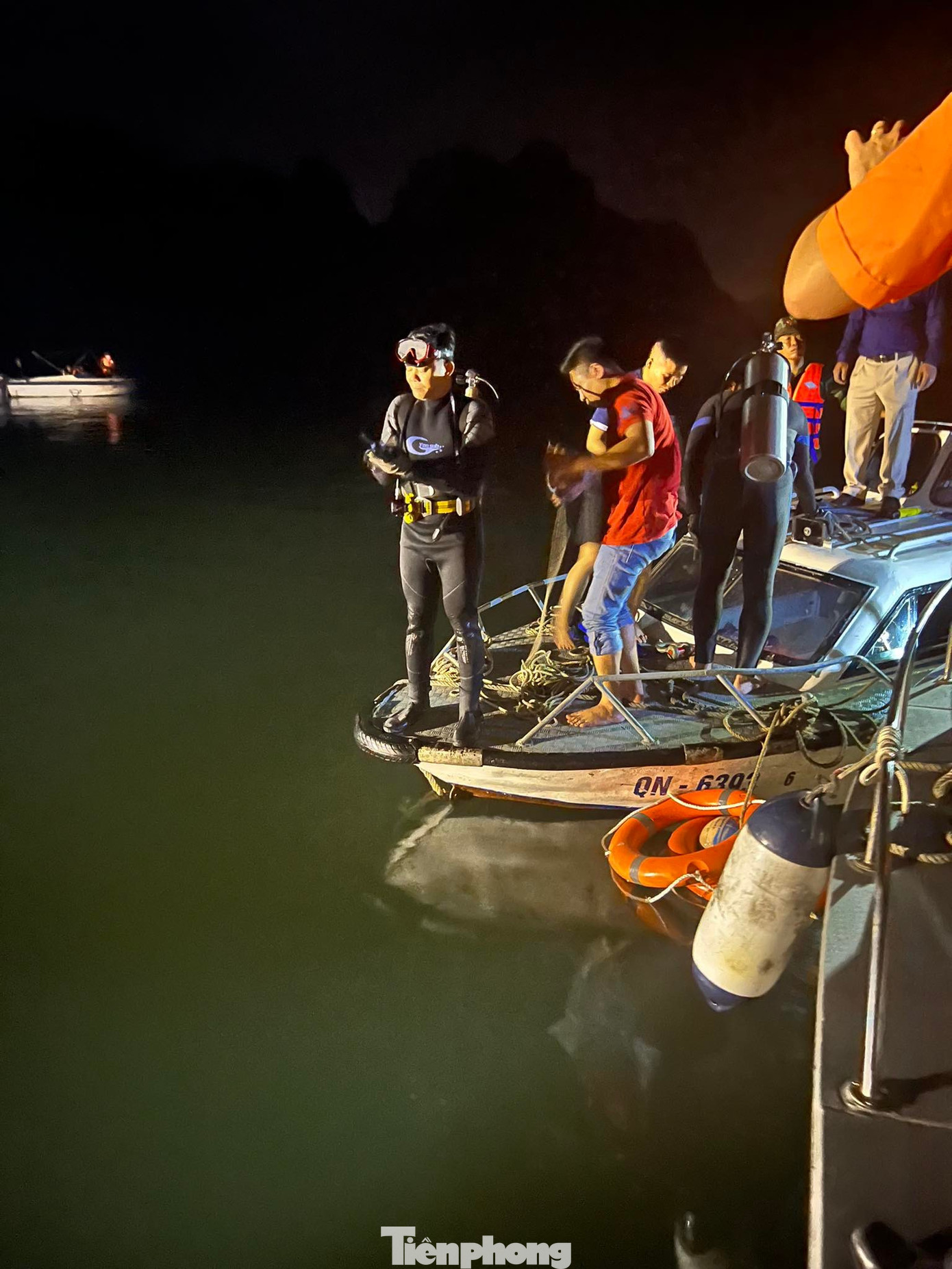 Người nhái được huy động lặn tìm các nạn nhân.