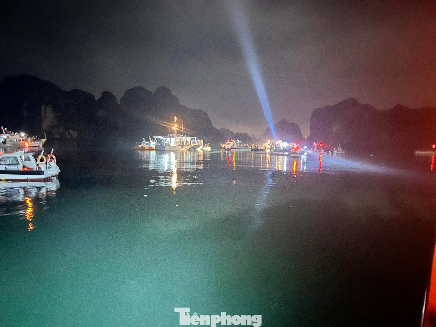 Lực lượng cứu hộ xuyên đêm tìm kiếm cứu hộ - cứu nạn trên biển khu vực giáp ranh vịnh Lan Hạ và vịnh Hạ Long. Ảnh: G.L