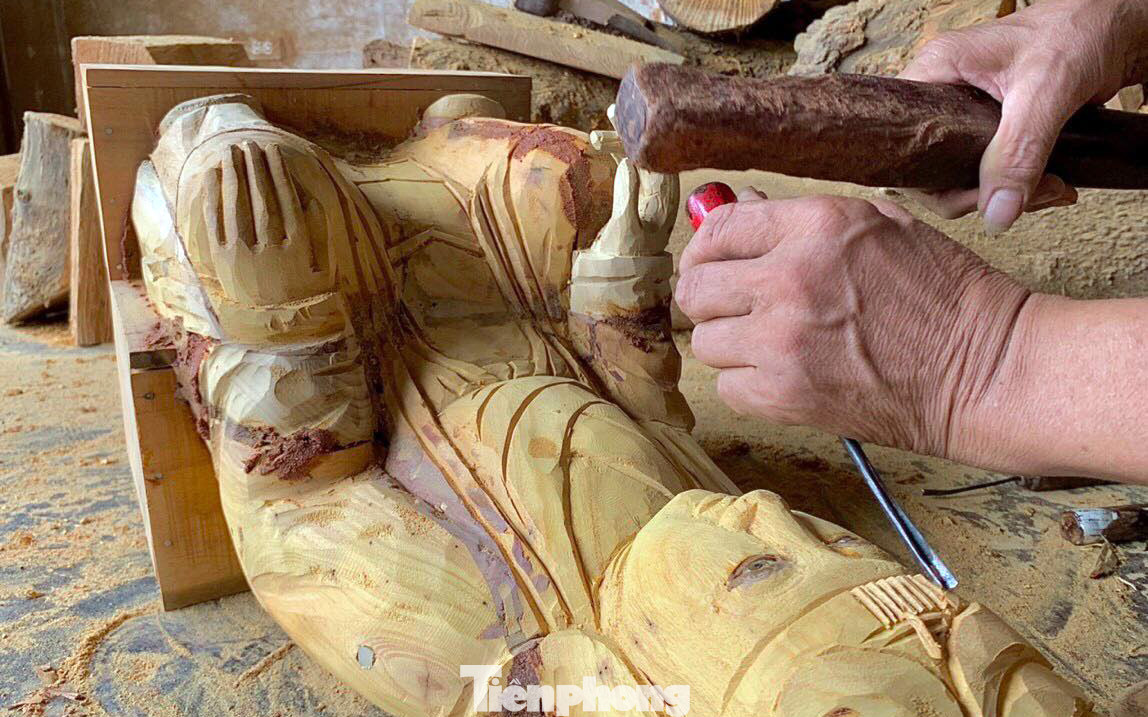 Nghệ nhân làng Bảo Hà (Hải Phòng) tạc tượng gỗ truyền thần. Nghệ nhân làng Bảo Hà (Hải Phòng) tạc tượng gỗ truyền thần.