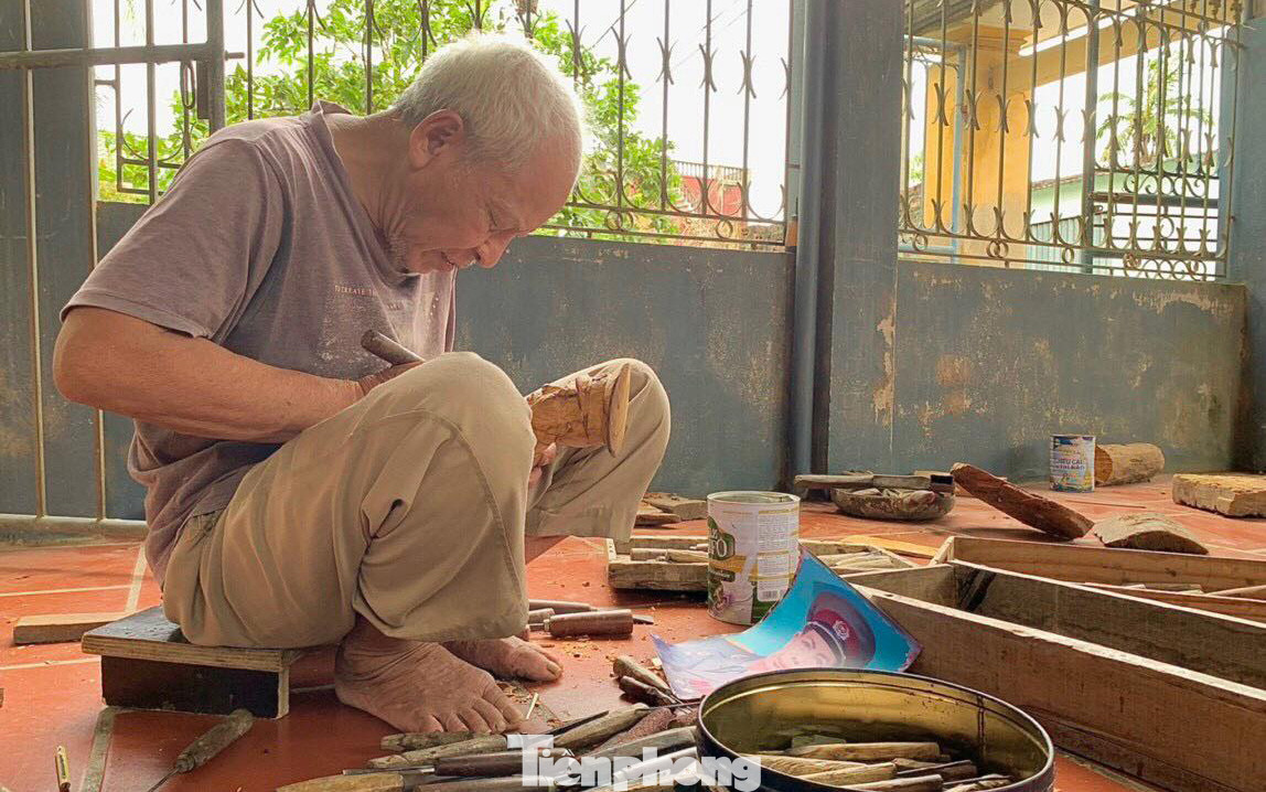 Ông Đỗ Văn Bưởng đang tạc tượng chân dung cho khách hàng từ nơi khác gửi đến. Ông Đỗ Văn Bưởng đang tạc tượng chân dung cho khách hàng từ nơi khác gửi đến.