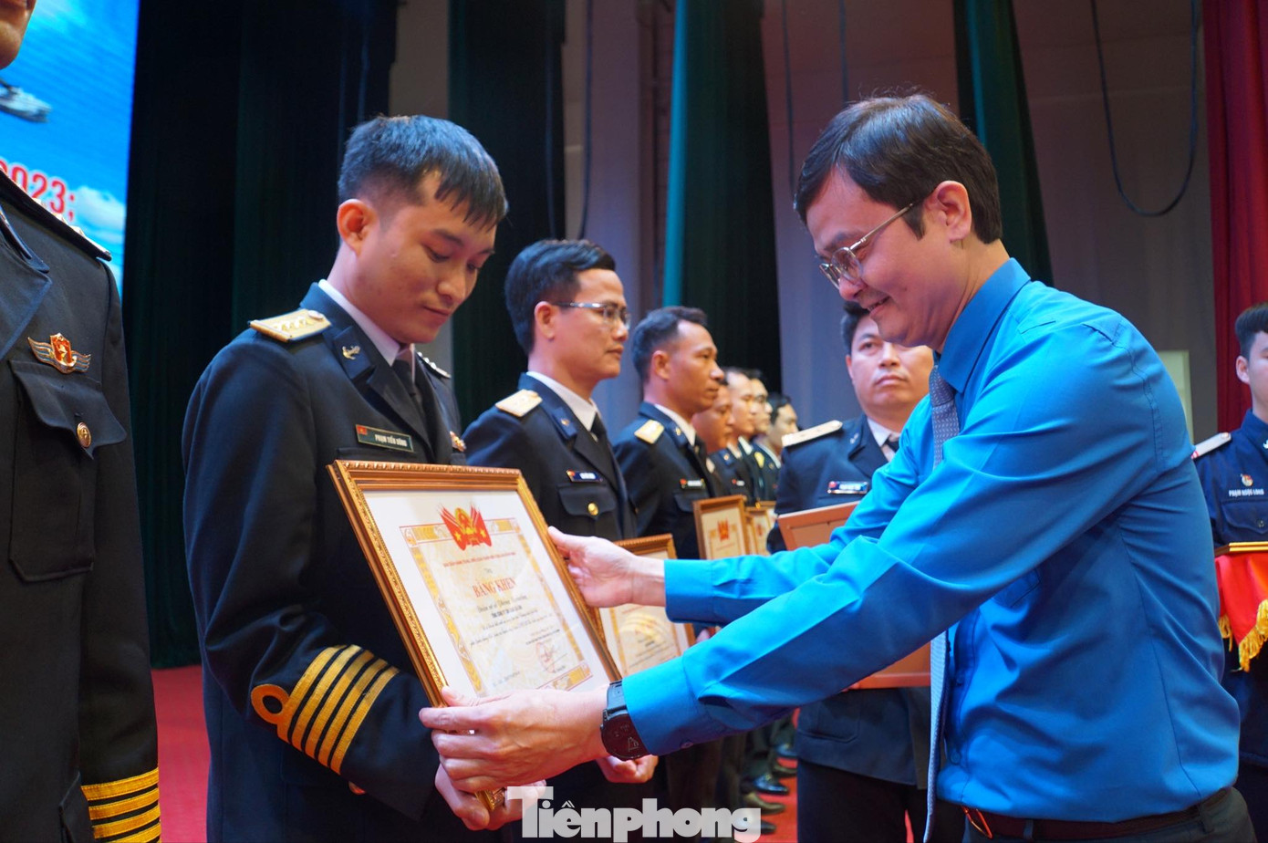 Anh Bùi Quang Huy - Bí thư thứ nhất T.Ư Đoàn trao bằng khen các tập thể có thành tích xuất sắc. Anh Bùi Quang Huy - Bí thư thứ nhất T.Ư Đoàn trao bằng khen các tập thể có thành tích xuất sắc.