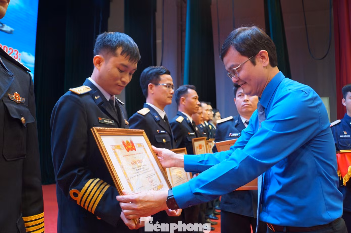 Anh Bùi Quang Huy - Bí thư thứ nhất T.Ư Đoàn trao bằng khen các tập thể có thành tích xuất sắc. Anh Bùi Quang Huy - Bí thư thứ nhất T.Ư Đoàn trao bằng khen các tập thể có thành tích xuất sắc.