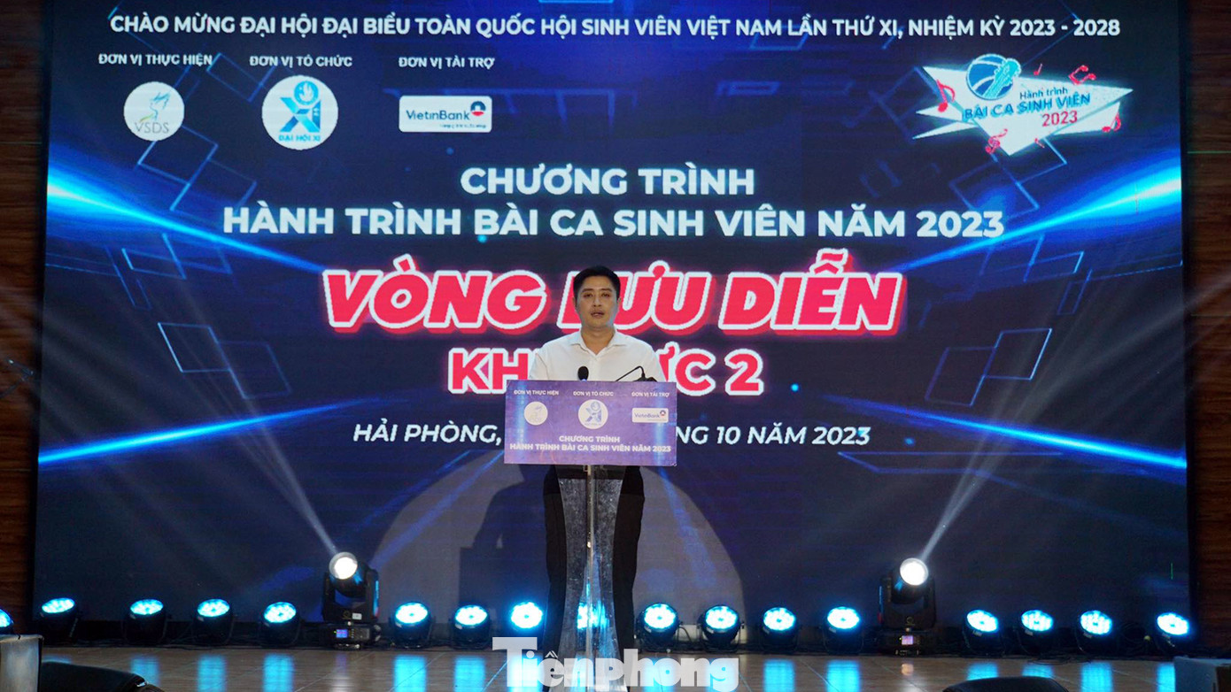 Anh Lâm Tùng – Phó trưởng Ban Thanh niên trường học T.Ư Đoàn phát biểu tại buổi lưu diễn. Anh Lâm Tùng – Phó trưởng Ban Thanh niên trường học T.Ư Đoàn phát biểu tại buổi lưu diễn.
