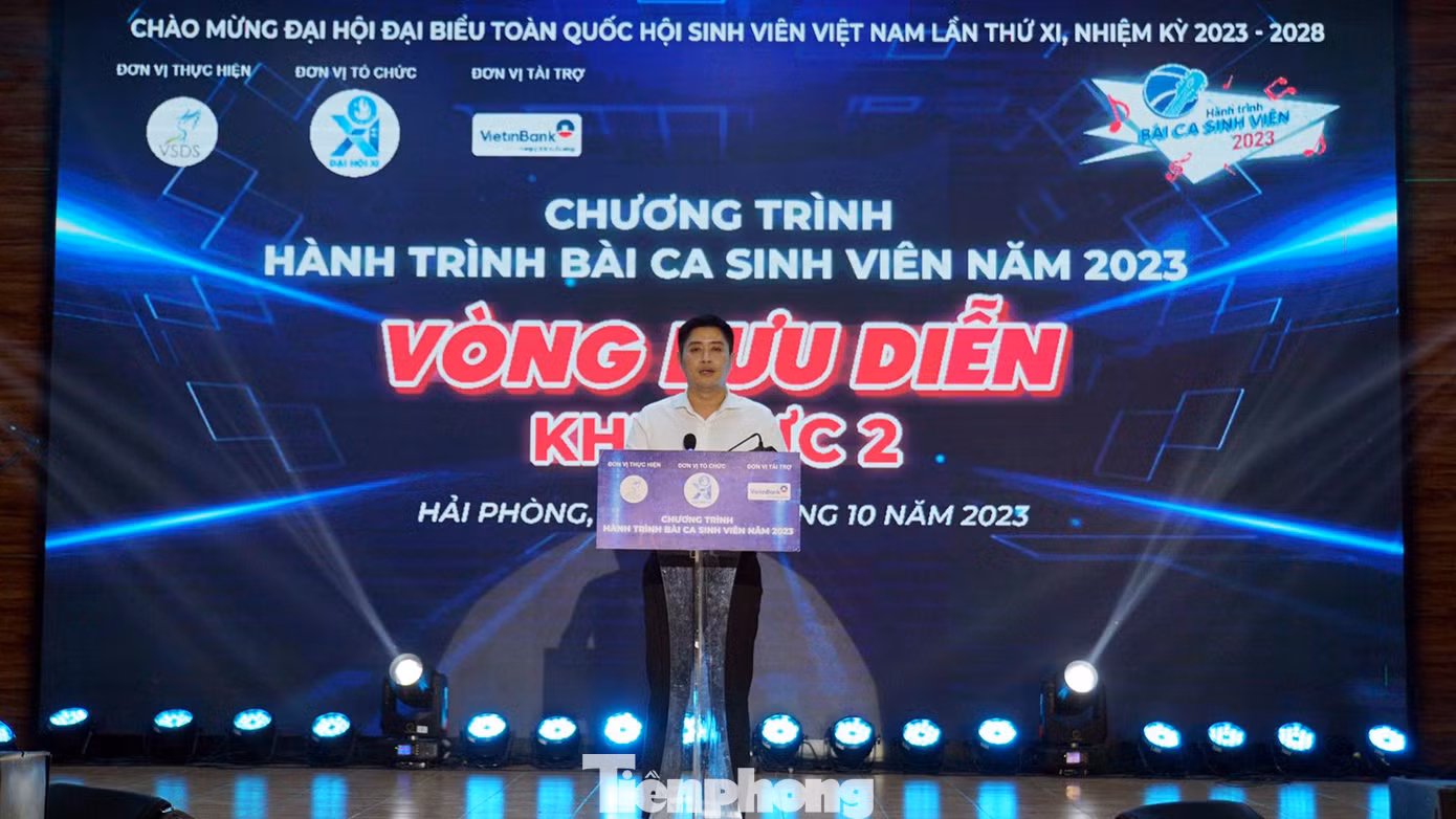 Anh Lâm Tùng – Phó trưởng Ban Thanh niên trường học T.Ư Đoàn phát biểu tại buổi lưu diễn.