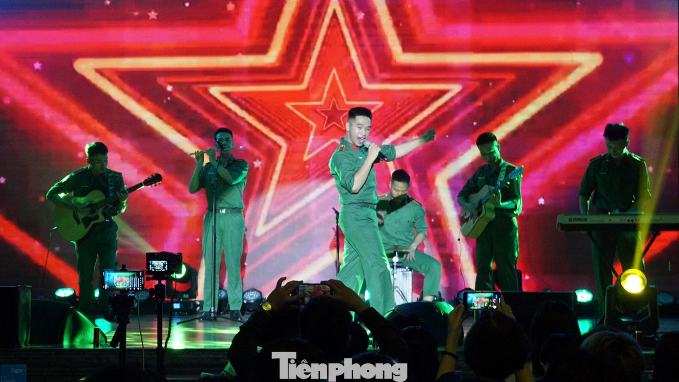 Tiết mục của nhóm nhạc đến từ sinh viên Trường Đại học sĩ quan Chính trị. Tiết mục của nhóm nhạc đến từ sinh viên Trường Đại học sĩ quan Chính trị.