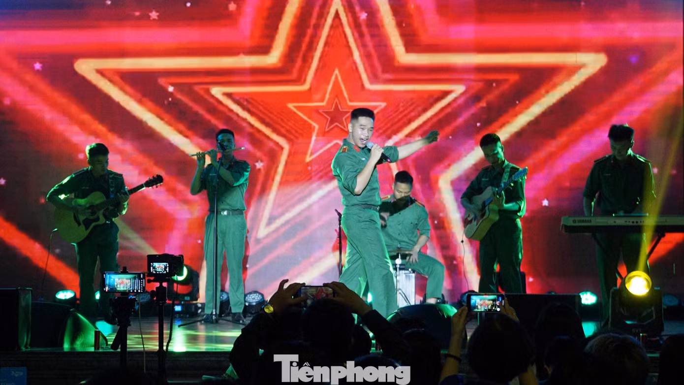 Tiết mục của nhóm nhạc đến từ sinh viên Trường Đại học sĩ quan Chính trị.