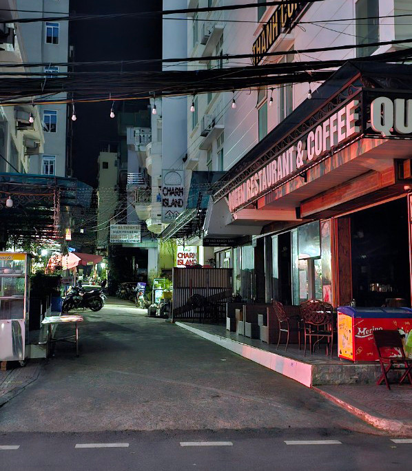 Mất điện đột xuất, khách sạn, cơ sở kinh doanh trên thị trấn Cát Bà phải chạy máy phát điện.