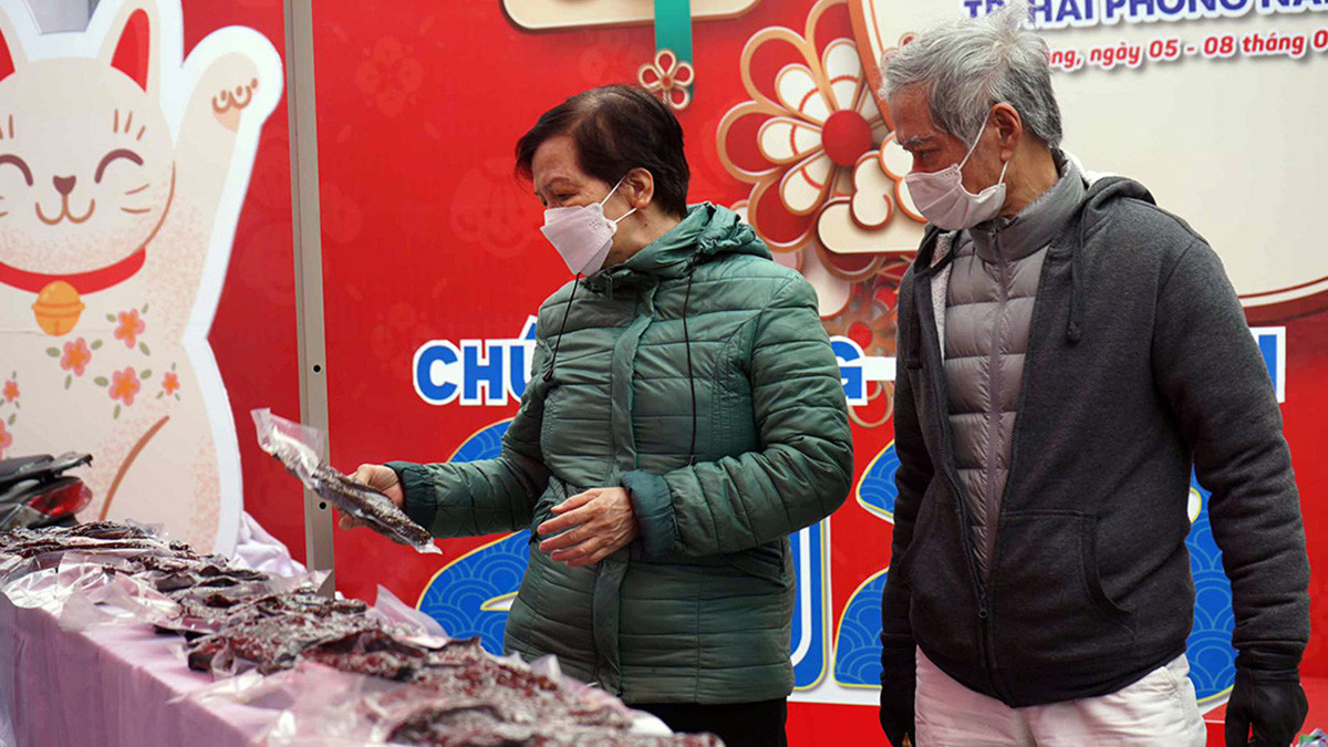 Nhiều mặt hàng thực phẩm, đặc sản các vùng miền được trưng bày cho công nhân, lao động lựa chọn mua sắm tại "Chợ Tết Công đoàn" Hải Phòng năm 2023. Nhiều mặt hàng thực phẩm, đặc sản các vùng miền được trưng bày cho công nhân, lao động lựa chọn mua sắm tại "Chợ Tết Công đoàn" Hải Phòng năm 2023.