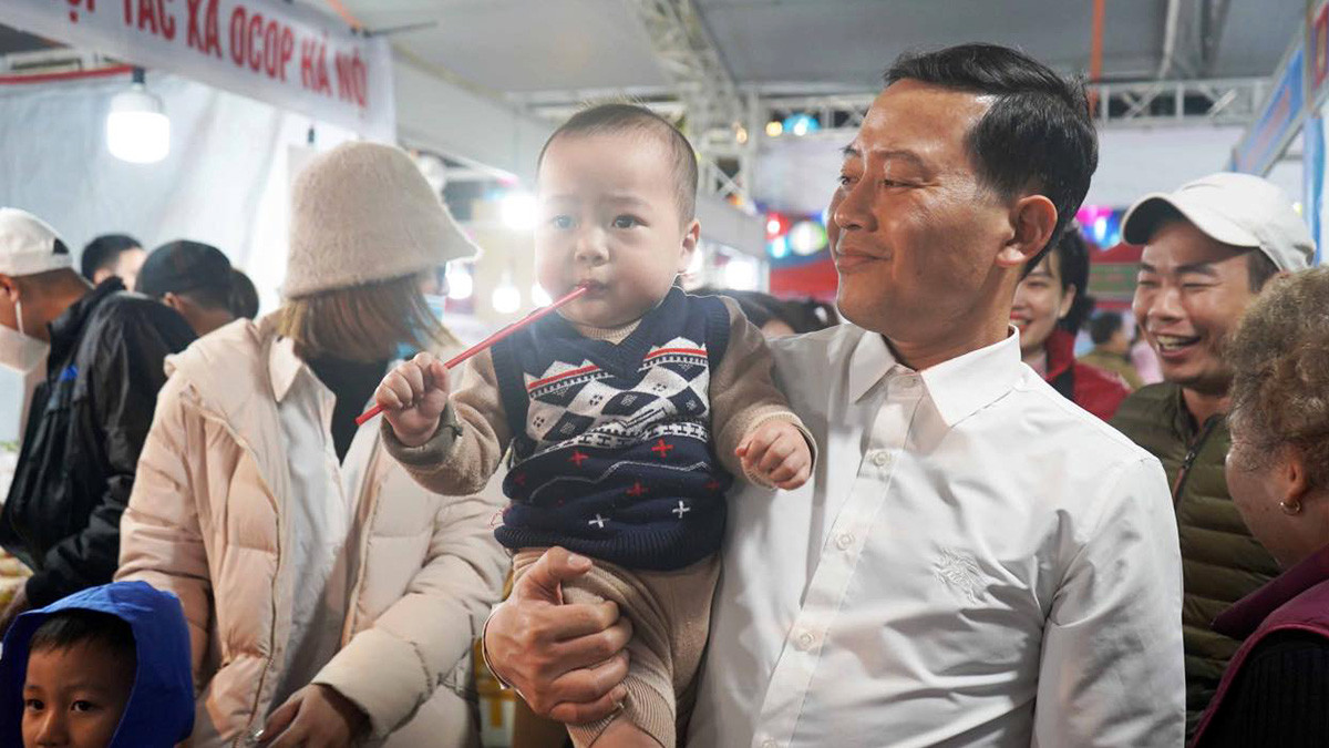 Cùng vợ con đi sắm Tết sớm, anh Nguyễn Đức Tiệp (giáo viên, quê Tiên Lãng) bày tỏ niềm vui vì chỉ cần đi một buổi vợ chồng anh có thể mua sắm đầy đủ đồ dùng cho gia đình dịp Tết như: quần áo, đồ trang trí nhà cửa, các sản phẩm OCOP, đặc sản vùng miền… với giá hợp lý. Cùng vợ con đi sắm Tết sớm, anh Nguyễn Đức Tiệp (giáo viên, quê Tiên Lãng) bày tỏ niềm vui vì chỉ cần đi một buổi vợ chồng anh có thể mua sắm đầy đủ đồ dùng cho gia đình dịp Tết như: quần áo, đồ trang trí nhà cửa, các sản phẩm OCOP, đặc sản vùng miền… với giá hợp lý.