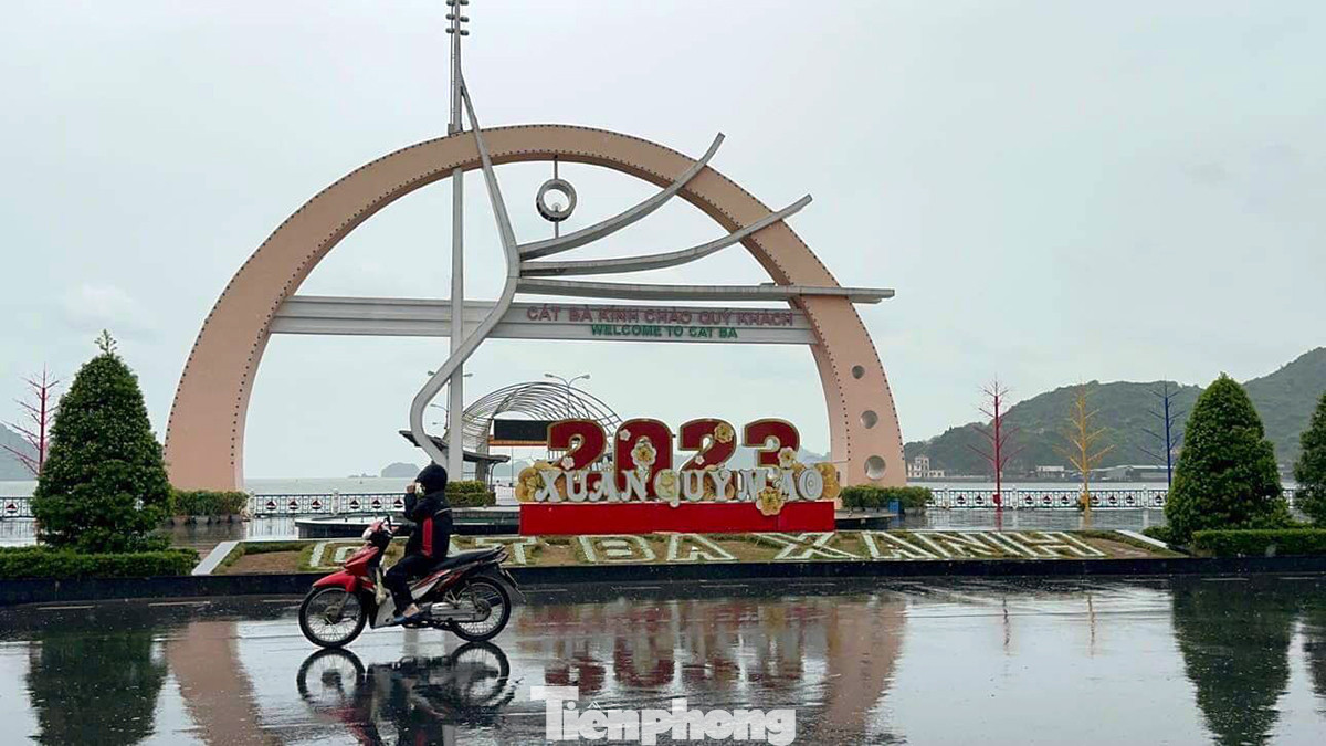 Tại thị trấn Cát Bà (Hải Phòng), trưa và chiều 18/7 có mưa gió nhẹ. Dù vậy, rất hiếm người dân và du khách di chuyển ở bờ biển. Tại thị trấn Cát Bà (Hải Phòng), trưa và chiều 18/7 có mưa gió nhẹ. Dù vậy, rất hiếm người dân và du khách di chuyển ở bờ biển.