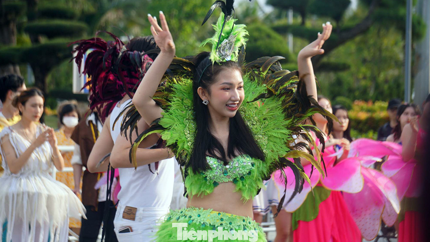 Các vũ công nhảy múa, biểu diễn nghệ thuật ngoài trời trước cổng vào bãi tắm, thu hút nhiều người xem, cổ vũ. Các vũ công nhảy múa, biểu diễn nghệ thuật ngoài trời trước cổng vào bãi tắm, thu hút nhiều người xem, cổ vũ.