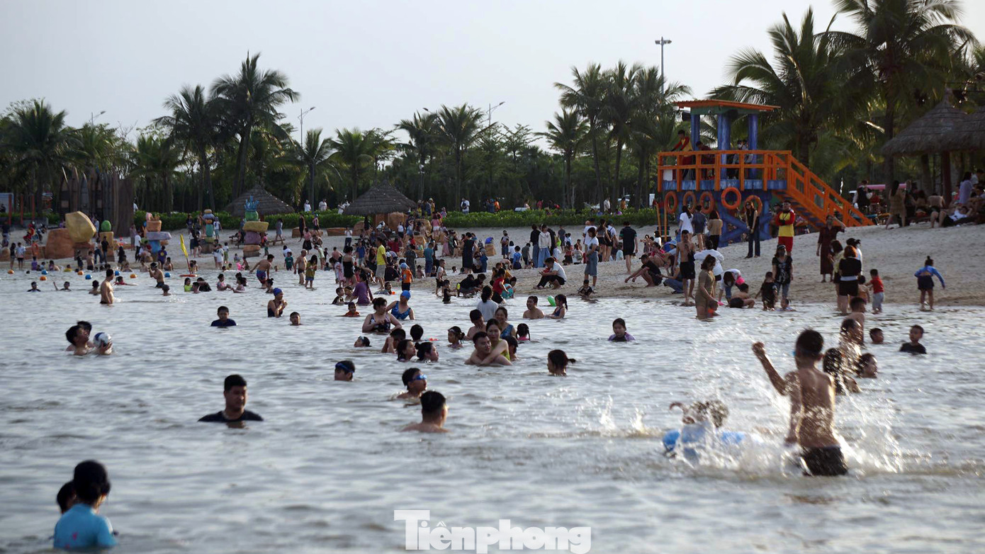 Ghi nhận tại bãi tắm nhân tạo Đồ Sơn chiều 30/4, hàng vạn du khách xuống tắm. Nhiều đoàn thanh niên, giới trẻ đi theo nhóm hoặc các hộ gia đình cùng trẻ nhỏ tới bãi biển vui chơi. Ghi nhận tại bãi tắm nhân tạo Đồ Sơn chiều 30/4, hàng vạn du khách xuống tắm. Nhiều đoàn thanh niên, giới trẻ đi theo nhóm hoặc các hộ gia đình cùng trẻ nhỏ tới bãi biển vui chơi.