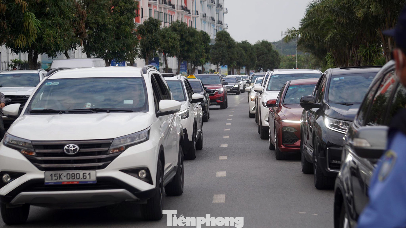 Cũng theo ghi nhận, từ trưa đến chiều tối 30/4, tuyến đường Phạm Văn Đồng ra bãi biển Đồ Sơn luôn trong tình trạng ùn ứ, phương tiện di chuyển khó khăn. Nhiều thời điểm, xảy ra tình trạng ùn tắc do lưu lượng phương tiện ra biển vui chơi dịp lễ tăng cao. Cũng theo ghi nhận, từ trưa đến chiều tối 30/4, tuyến đường Phạm Văn Đồng ra bãi biển Đồ Sơn luôn trong tình trạng ùn ứ, phương tiện di chuyển khó khăn. Nhiều thời điểm, xảy ra tình trạng ùn tắc do lưu lượng phương tiện ra biển vui chơi dịp lễ tăng cao.