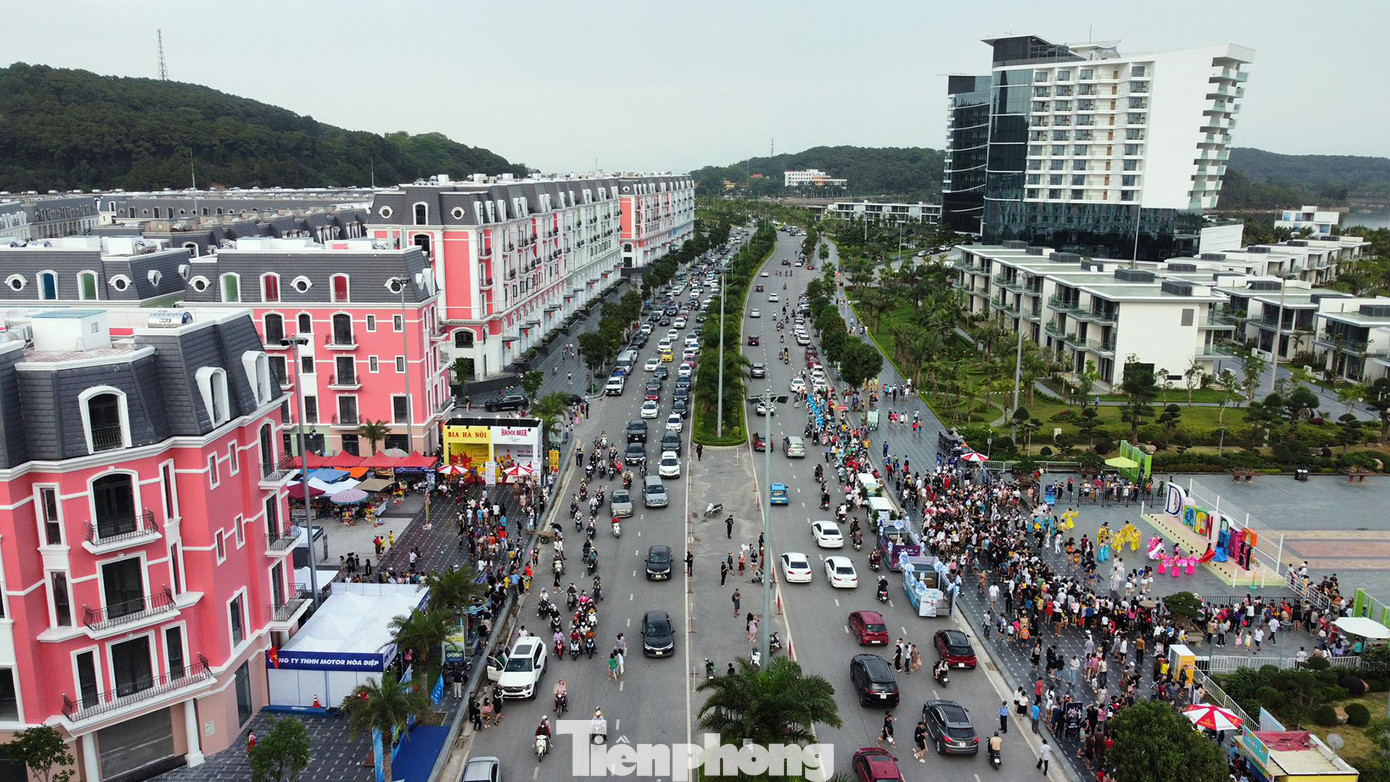 Ngày 30/4, hàng vạn du khách ùn ùn về bãi biển ở Đồ Sơn (TP Hải Phòng) vui chơi, tắm biển nhân dịp nghỉ lễ 30/4-1/5 khiến tuyến đường từ Phạm Văn Đồng ra các bãi tắm luôn trong tình trạng ùn ứ, phương tiện di chuyển khó khăn. Ngày 30/4, hàng vạn du khách ùn ùn về bãi biển ở Đồ Sơn (TP Hải Phòng) vui chơi, tắm biển nhân dịp nghỉ lễ 30/4-1/5 khiến tuyến đường từ Phạm Văn Đồng ra các bãi tắm luôn trong tình trạng ùn ứ, phương tiện di chuyển khó khăn.