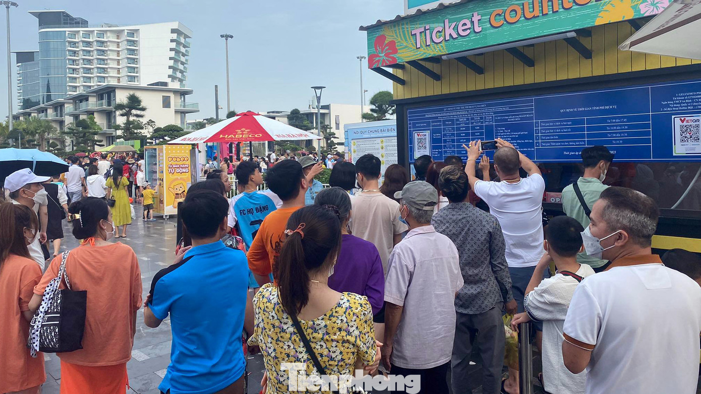 Trong khi đó, tại bãi biển nhân tạo du khách xếp hàng mua vé để thỏa sức tắm biển, vui chơi trên bãi cát.
