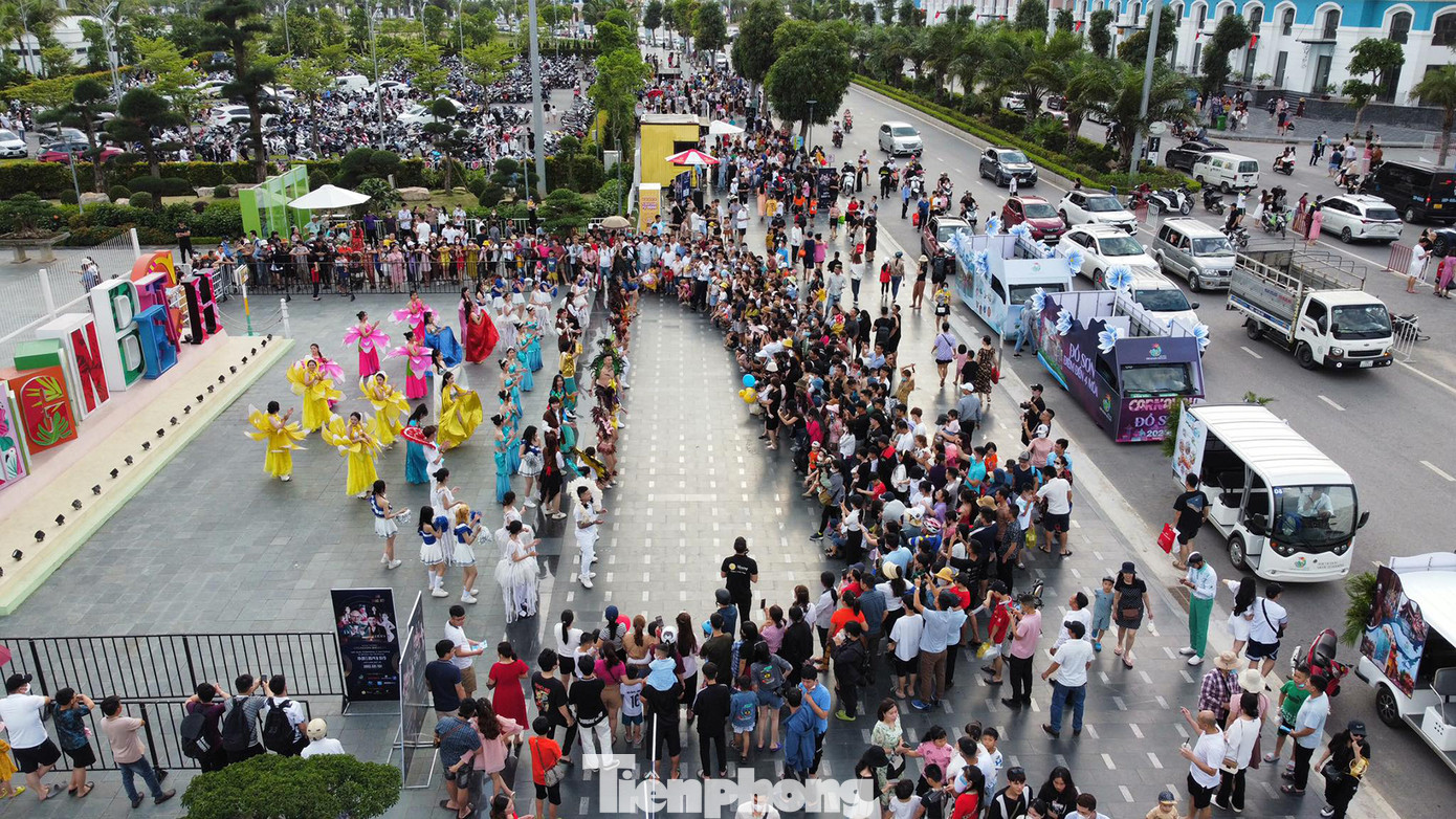 Tại khu vực bãi tắm nhân tạo thuộc phường Vạn Hương, quận Đồ Sơn (TP Hải Phòng) diễn ra nhiều hoạt động biểu diễn nghệ thuật đường phố, thu hút đông đảo du khách xem, cổ vũ. Tại khu vực bãi tắm nhân tạo thuộc phường Vạn Hương, quận Đồ Sơn (TP Hải Phòng) diễn ra nhiều hoạt động biểu diễn nghệ thuật đường phố, thu hút đông đảo du khách xem, cổ vũ.