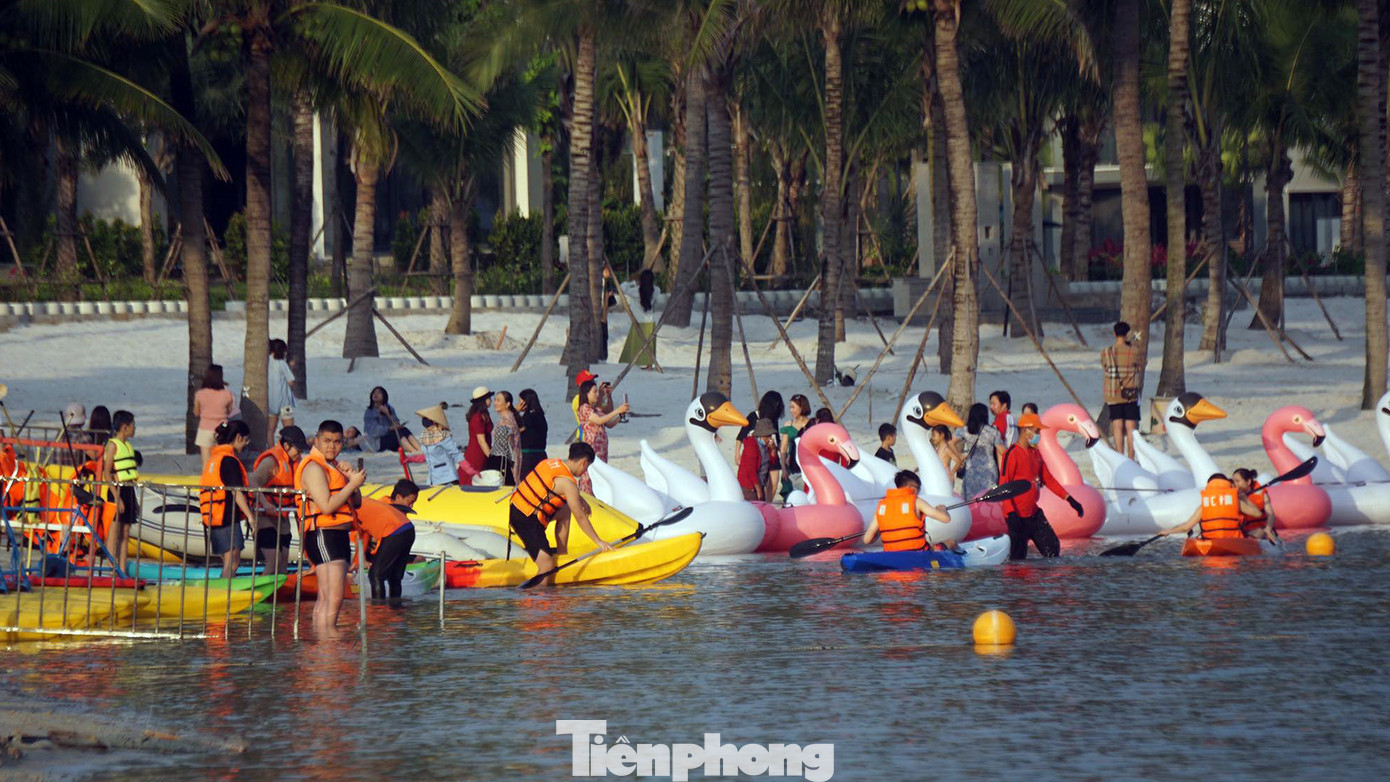 Trong khu vực bãi tắm, các dịch vụ chèo thuyền kayak, bơi thuyền thiên nga thu hút các bạn trẻ. Trong khu vực bãi tắm, các dịch vụ chèo thuyền kayak, bơi thuyền thiên nga thu hút các bạn trẻ.
