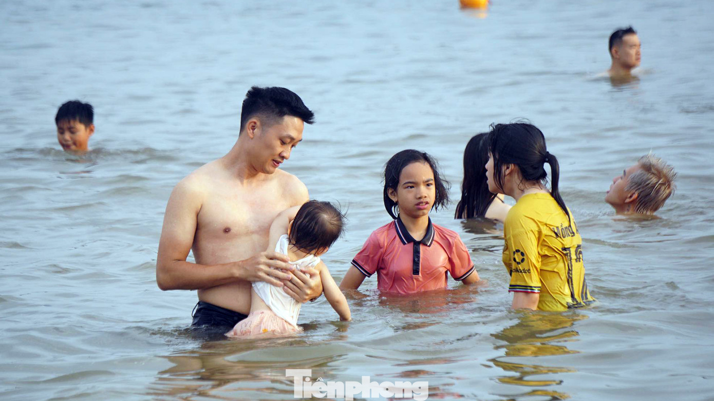 Nhiều trẻ nhỏ được bố mẹ đưa ra bãi biển tắm dịp nghỉ lễ đầu mùa hè. Nhiều trẻ nhỏ được bố mẹ đưa ra bãi biển tắm dịp nghỉ lễ đầu mùa hè.