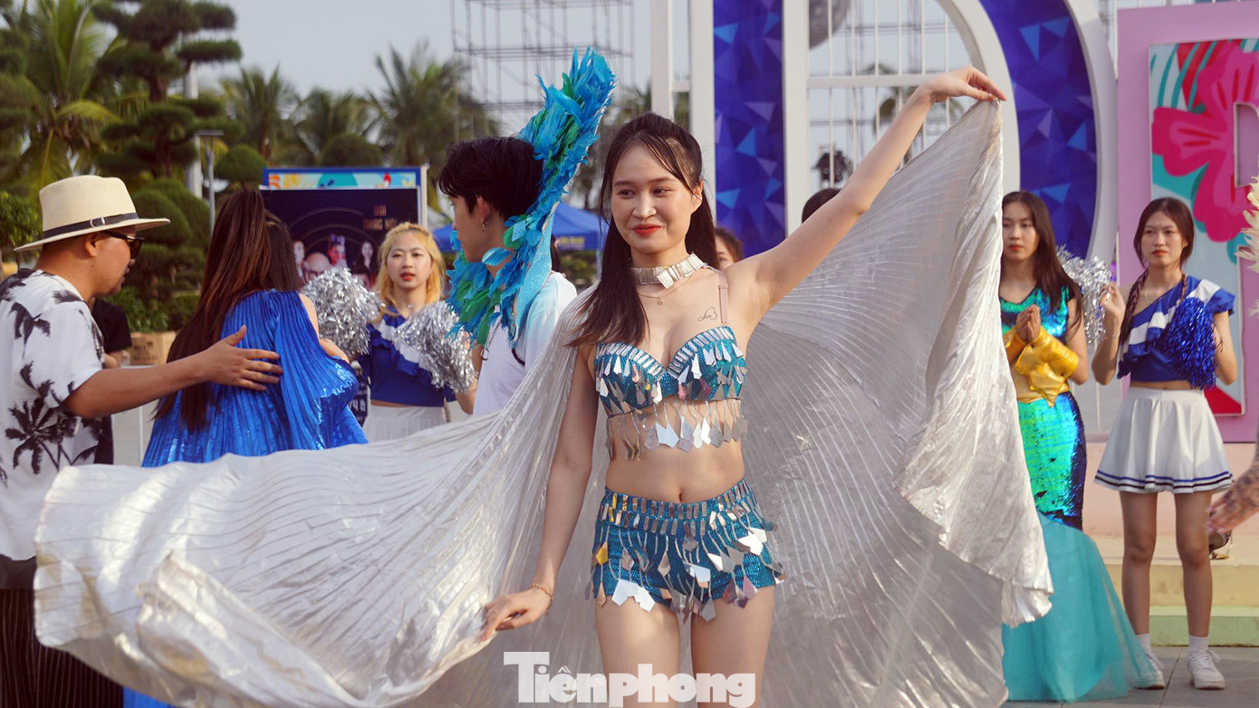 Các vũ công biểu diễn nghệ thuật đường phố tại các bãi tắm ở Đồ Sơn. Các vũ công biểu diễn nghệ thuật đường phố tại các bãi tắm ở Đồ Sơn.