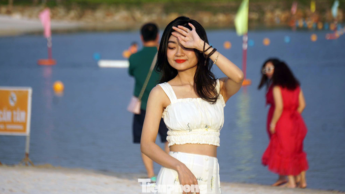 Trong khi đó, các bạn trẻ trẻ thích thú tạo dáng chụp ảnh. Trong khi đó, các bạn trẻ trẻ thích thú tạo dáng chụp ảnh.