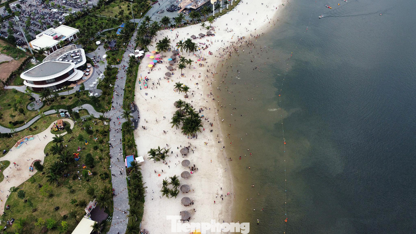 Nhìn từ trên cao, bãi tắm nhân tạo tại Đồ Sơn có bờ cát trắng mịn với hàng dừa xanh và các khu công viên được trang trí cây hoa cảnh vừa là nơi nghỉ ngơi, vừa là điểm chụp ảnh lưu niệm. Nhìn từ trên cao, bãi tắm nhân tạo tại Đồ Sơn có bờ cát trắng mịn với hàng dừa xanh và các khu công viên được trang trí cây hoa cảnh vừa là nơi nghỉ ngơi, vừa là điểm chụp ảnh lưu niệm.