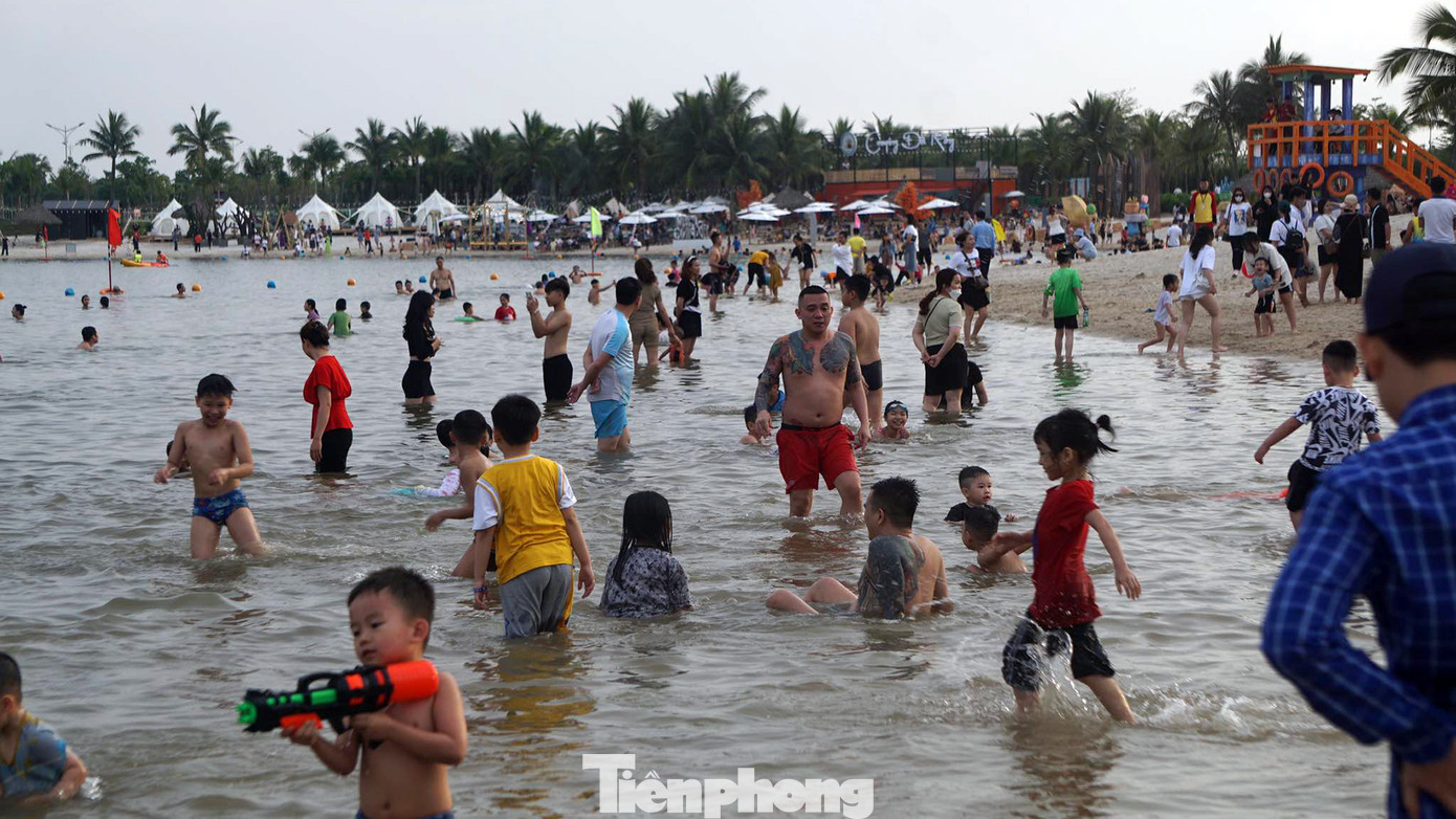 Dịp nghỉ lễ 30/4-1/5, các bãi tắm Đồ Sơn (Hải Phòng) thu hút 300.000 lượt khách tới vui chơi, tắm biển. Dịp nghỉ lễ 30/4-1/5, các bãi tắm Đồ Sơn (Hải Phòng) thu hút 300.000 lượt khách tới vui chơi, tắm biển.