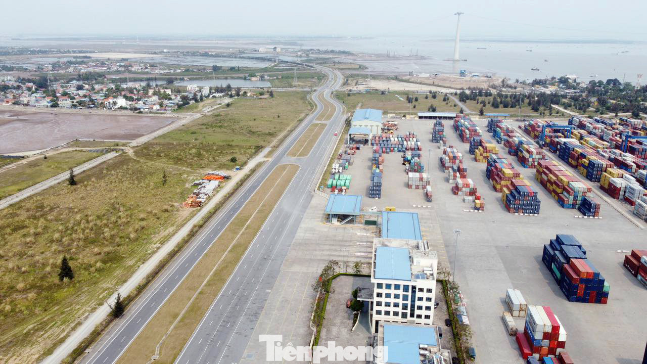 Ngành vận tải, dịch vụ kho bãi tiếp tục là một trong những điểm sáng về kinh tế Hải Phòng trong 6 tháng đầu năm.