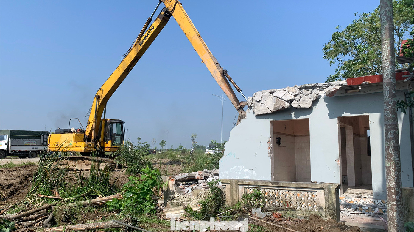 Lực lượng chức năng tổ chức cưỡng chế thu hồi đất của 5 hộ xã Hoa Động (Thủy Nguyên, Hải Phòng) khi chưa hoàn tất việc bồi thường, hỗ trợ tái định cư. Lực lượng chức năng tổ chức cưỡng chế thu hồi đất của 5 hộ xã Hoa Động (Thủy Nguyên, Hải Phòng) khi chưa hoàn tất việc bồi thường, hỗ trợ tái định cư.