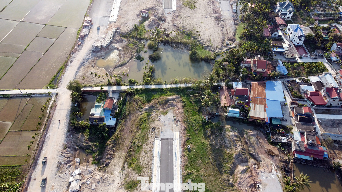 Một góc khu tái định cư tại xã Hoa Động (huyện Thủy Nguyên, Hải Phòng) thời điểm chưa cưỡng chế thu hồi đất. Một góc khu tái định cư tại xã Hoa Động (huyện Thủy Nguyên, Hải Phòng) thời điểm chưa cưỡng chế thu hồi đất.