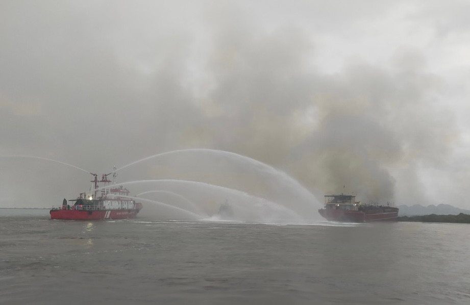 Lực lượng cứu hộ cứu nạn phun nước dập lửa.