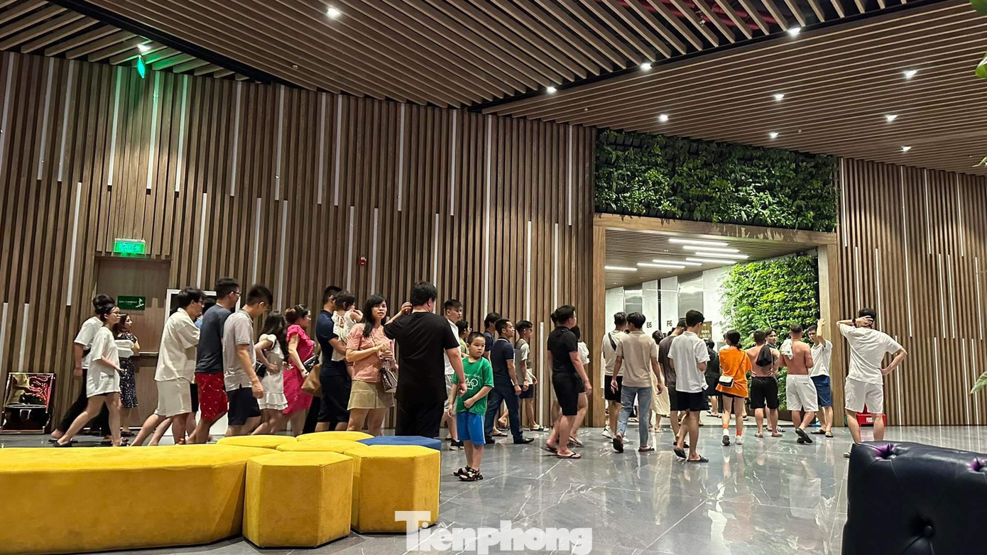 Gần 2.000 du khách bị mắc kẹt, phải ở trên đảo Cát Bà thêm một đêm. Gần 2.000 du khách bị mắc kẹt, phải ở trên đảo Cát Bà thêm một đêm.