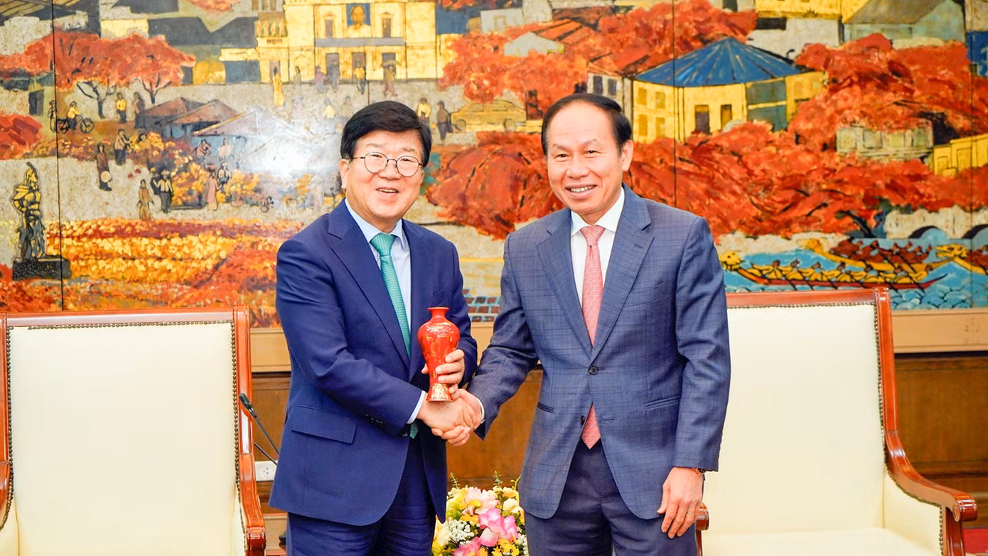 Ông Lê Tiến Châu tặng quà và chụp hình lưu niệm với ông Park Byeong-Seug trong buổi tiếp và làm việc tại Hải Phòng.